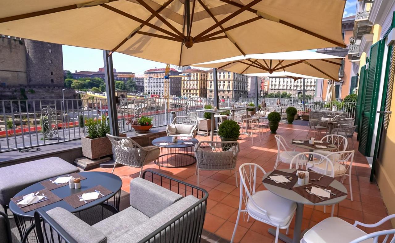 Mercure Napoli Centro Angioino Esterno foto