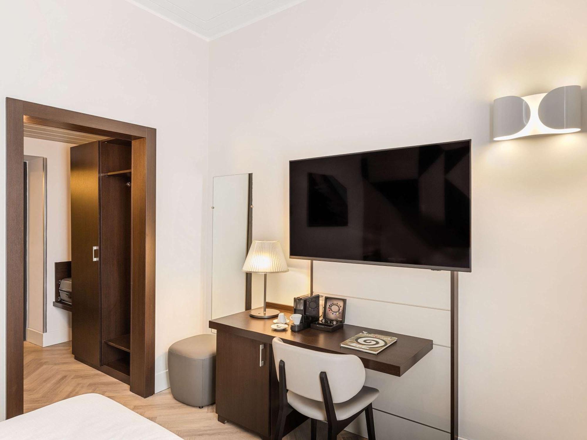 Mercure Napoli Centro Angioino Esterno foto