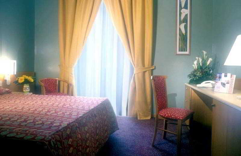 Mercure Napoli Centro Angioino Esterno foto