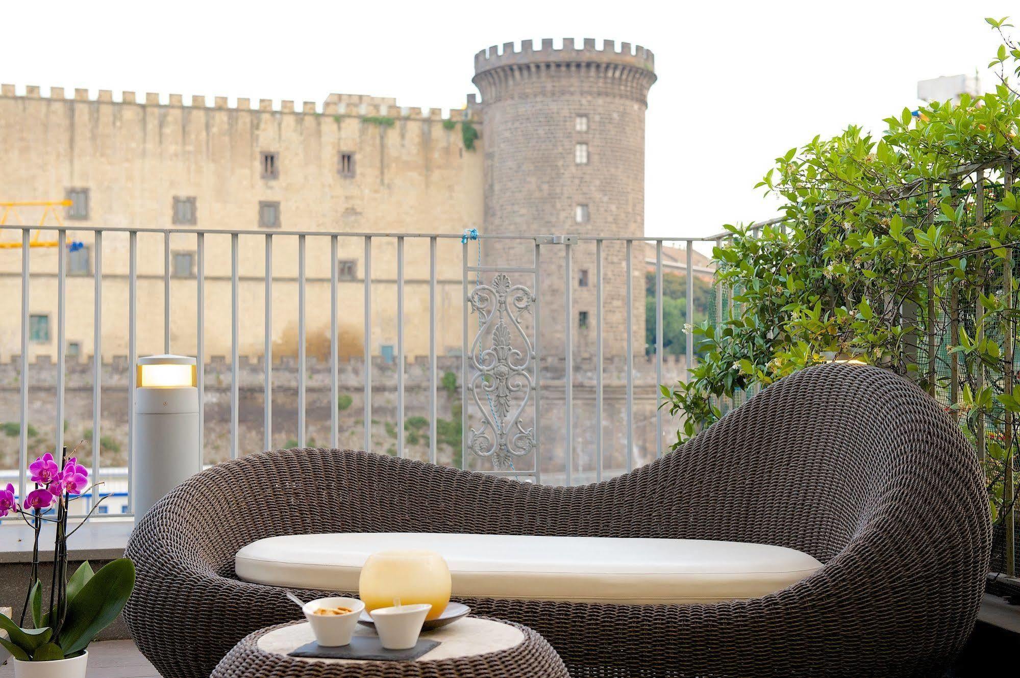 Mercure Napoli Centro Angioino Esterno foto