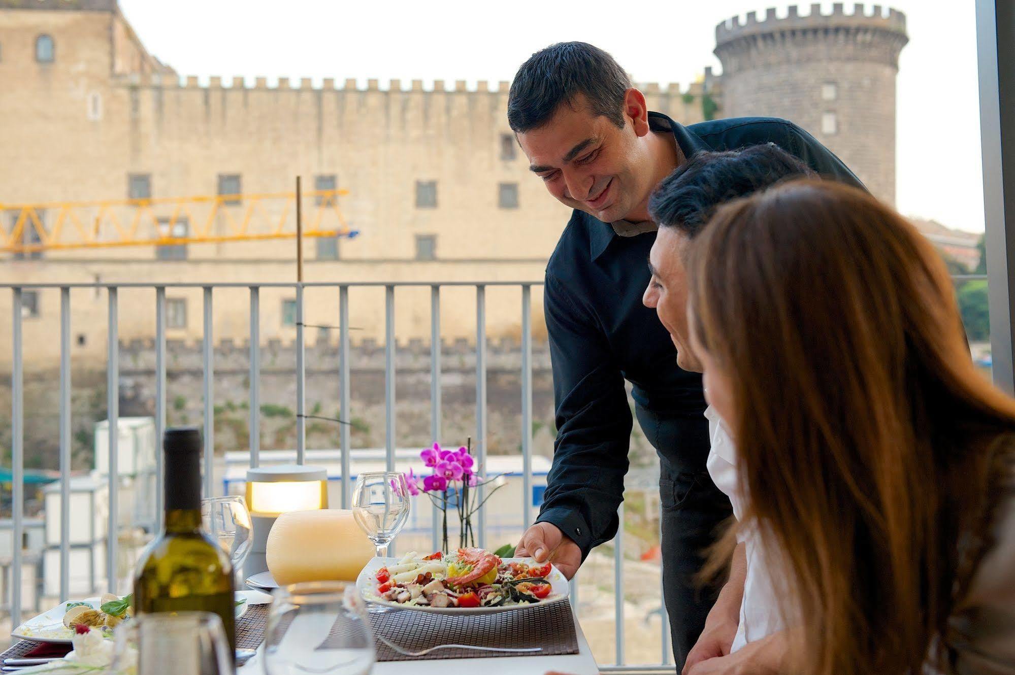 Mercure Napoli Centro Angioino Esterno foto